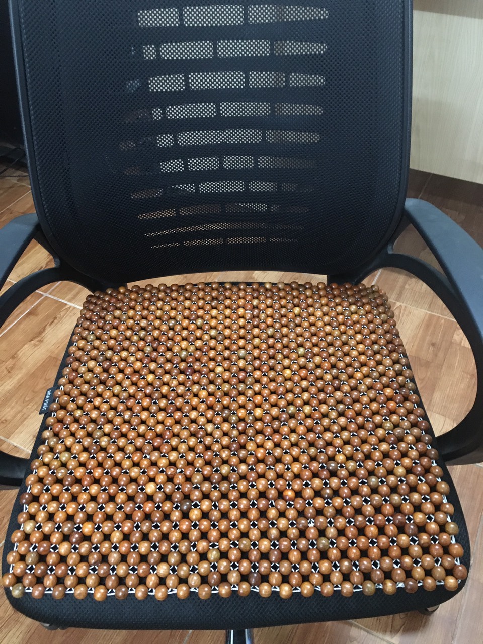 Đệm vuông lót ghế văn phòng hạt gỗ hương đỏ loại hạt 1,2cm ( hình ảnh thật )