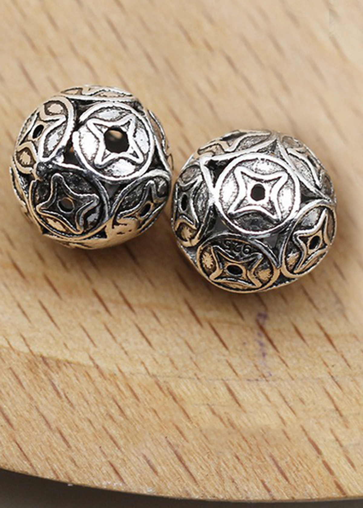 Combo 2 cái charm bạc hình cầu họa tiết đồng tiền xỏ ngang - Ngọc Quý Gemstones