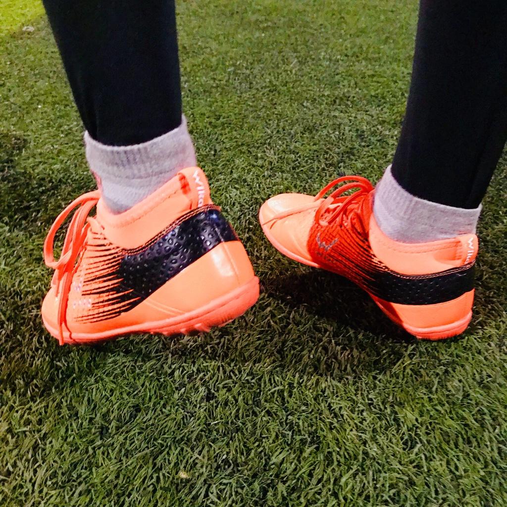 Đôi giày Hót nhất năm mẫu giày đá banh chính hãng dôi giày đá sân phủi chuyên nghiệp