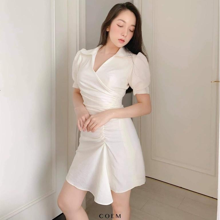 Đầm Sơ Mi Dáng Ngắn Nhún Eo Lệch Tay Phồng Màu Trắng Chất Liệu Linen Premium CO EM Thiế Kế Phù Hợp Công Sở Đi Dạo Phố