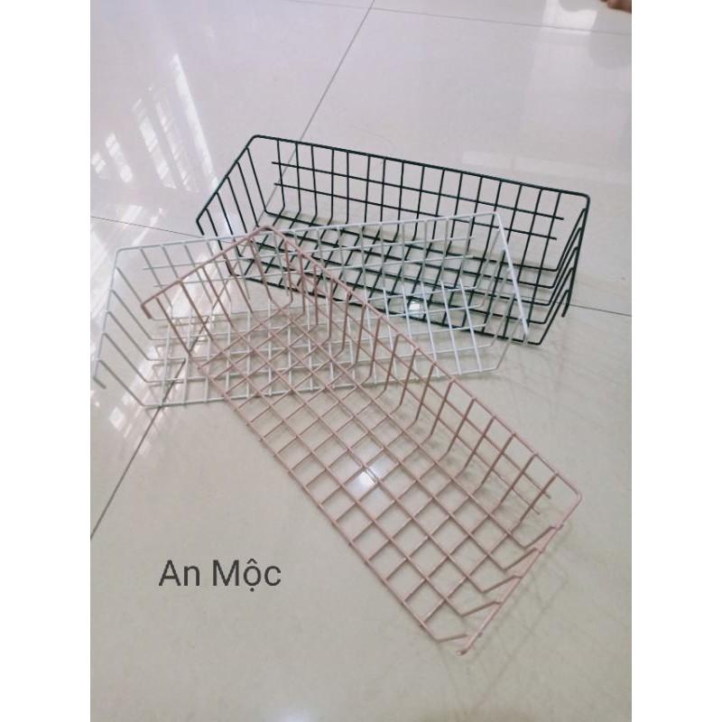 3 khung lưới + 1 giỏ nhỡ + 1 giỏ cài đại + 1 thanh treo để đồ trang trí
