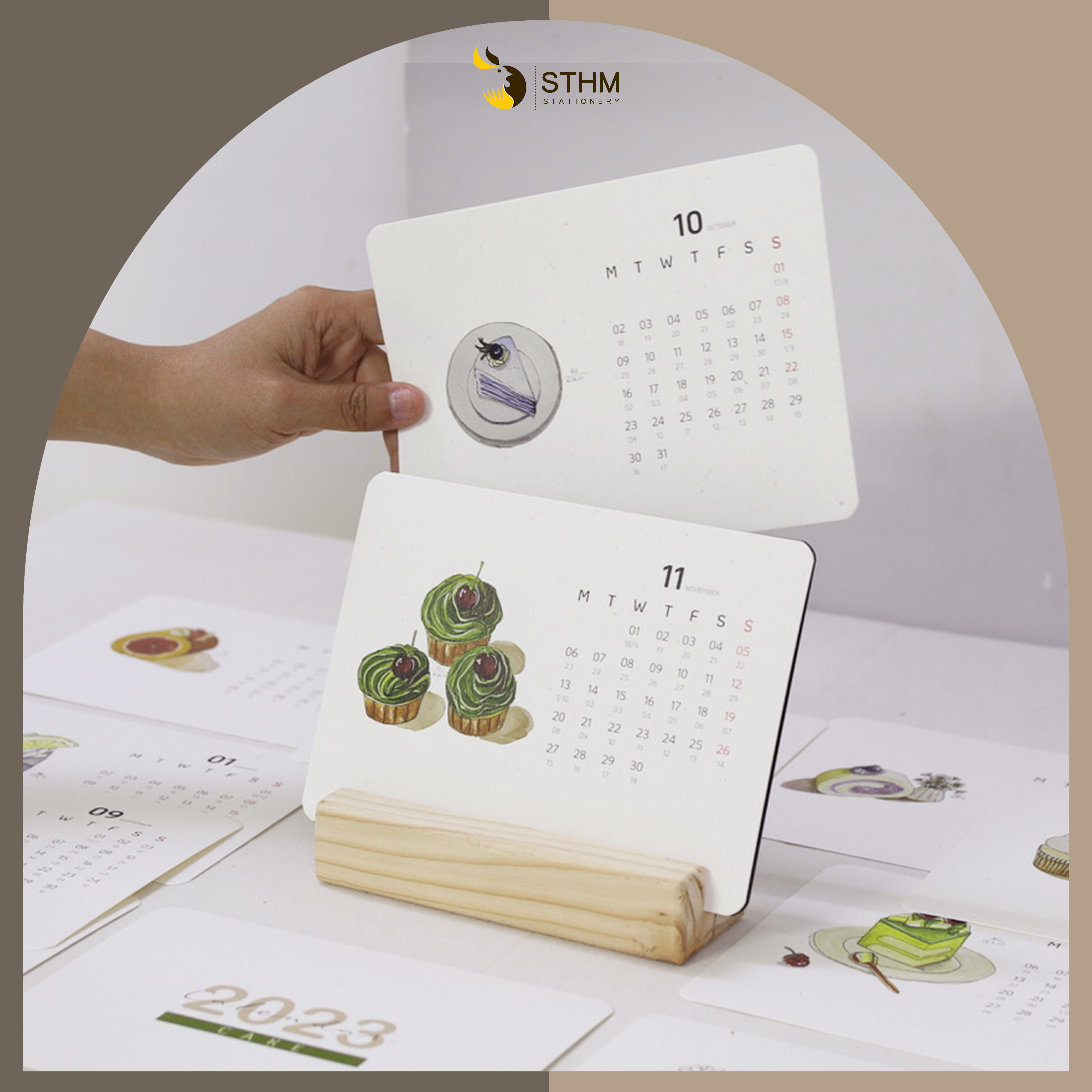 [STHM stationery ] - Lịch bàn đế gỗ 2023 - Cake - Tặng 12 sticker - Giấy mỹ thuật 220gsm - Có lịch âm dương