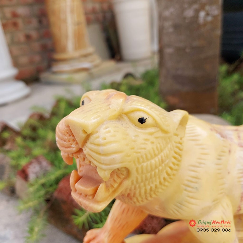 Tượng đá cọp 12 con giáp phong thủy đứng thỏi vàng đá cà rốt 21cm đá Non Nước