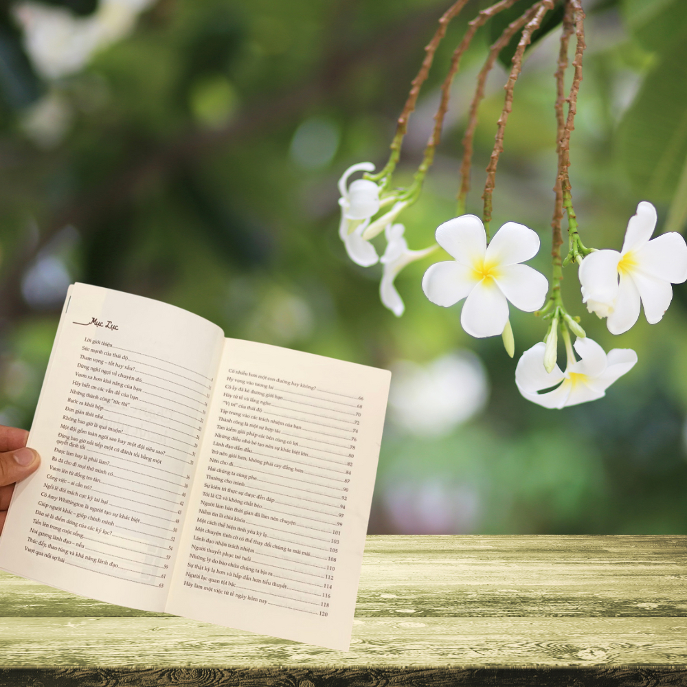 Sách - Chạm Vào Hạnh Phúc: 100 Câu Chuyện Khiến Bạn Mỉm Cười Mỗi Ngày - MC