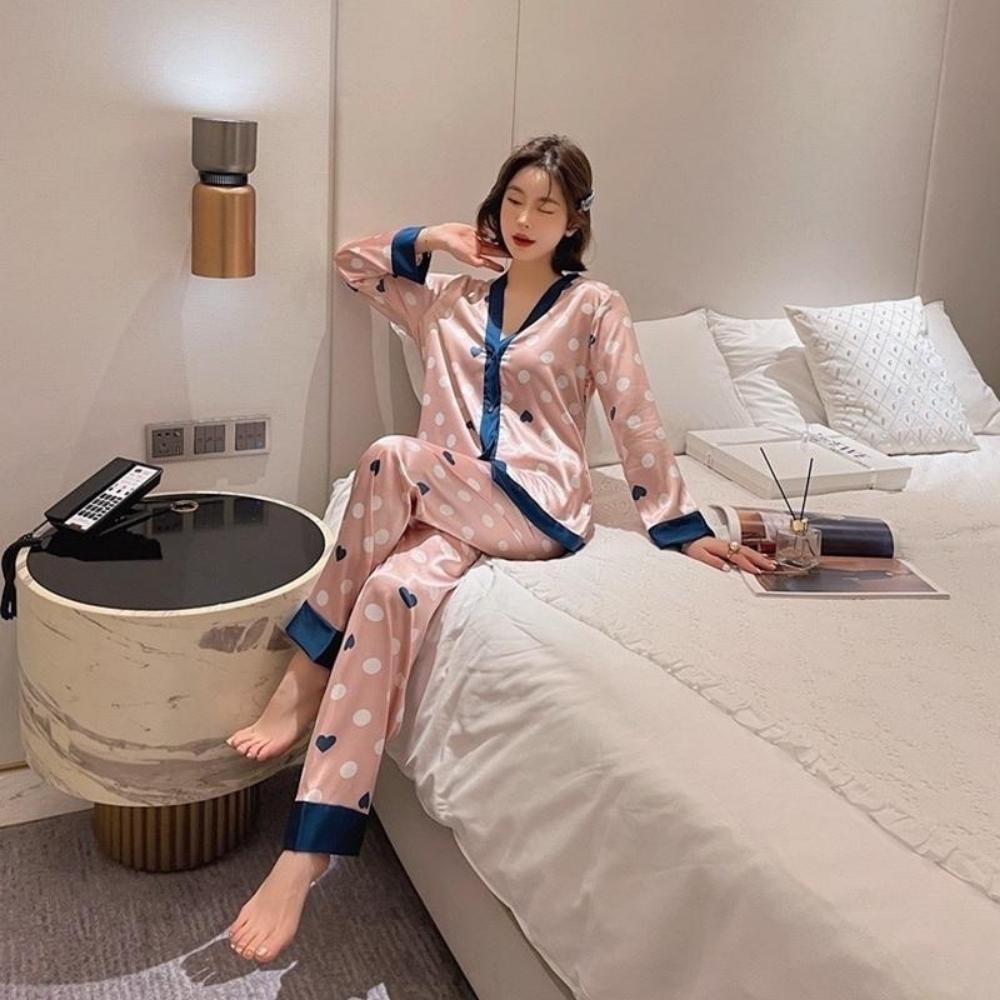Đồ bộ pyjama nữ, đồ mặc nhà cao cấp VILADY - B103 kiểu cổ V tay dài quần dài họa tiết chấm Bi màu hồng, chất liệu lụa Pháp ( lụa latin) siêu mát