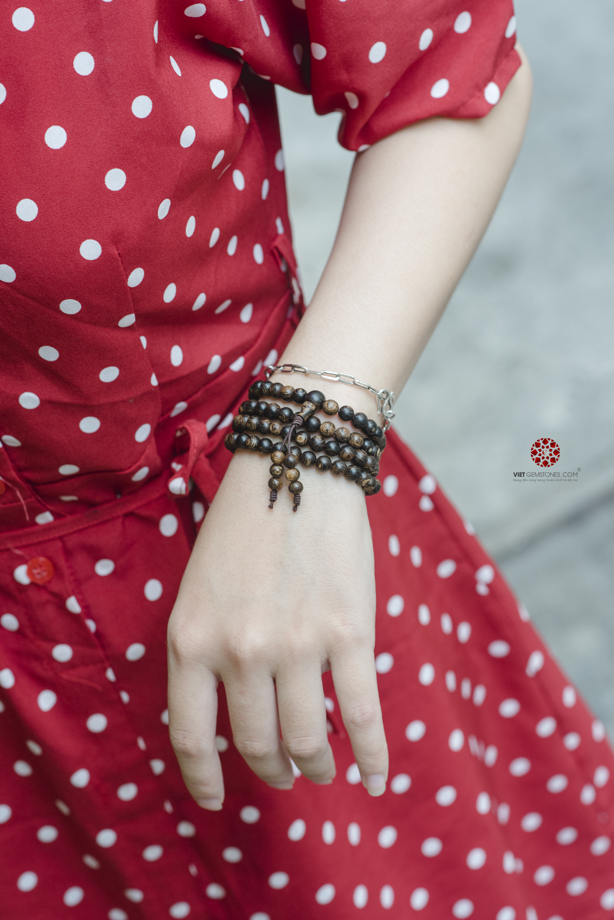 Vòng tay trầm hương sánh 108 hạt chuẩn chất lượng cao, hướng thân tâm an lạc, may mắn và bình an | VietGemstones