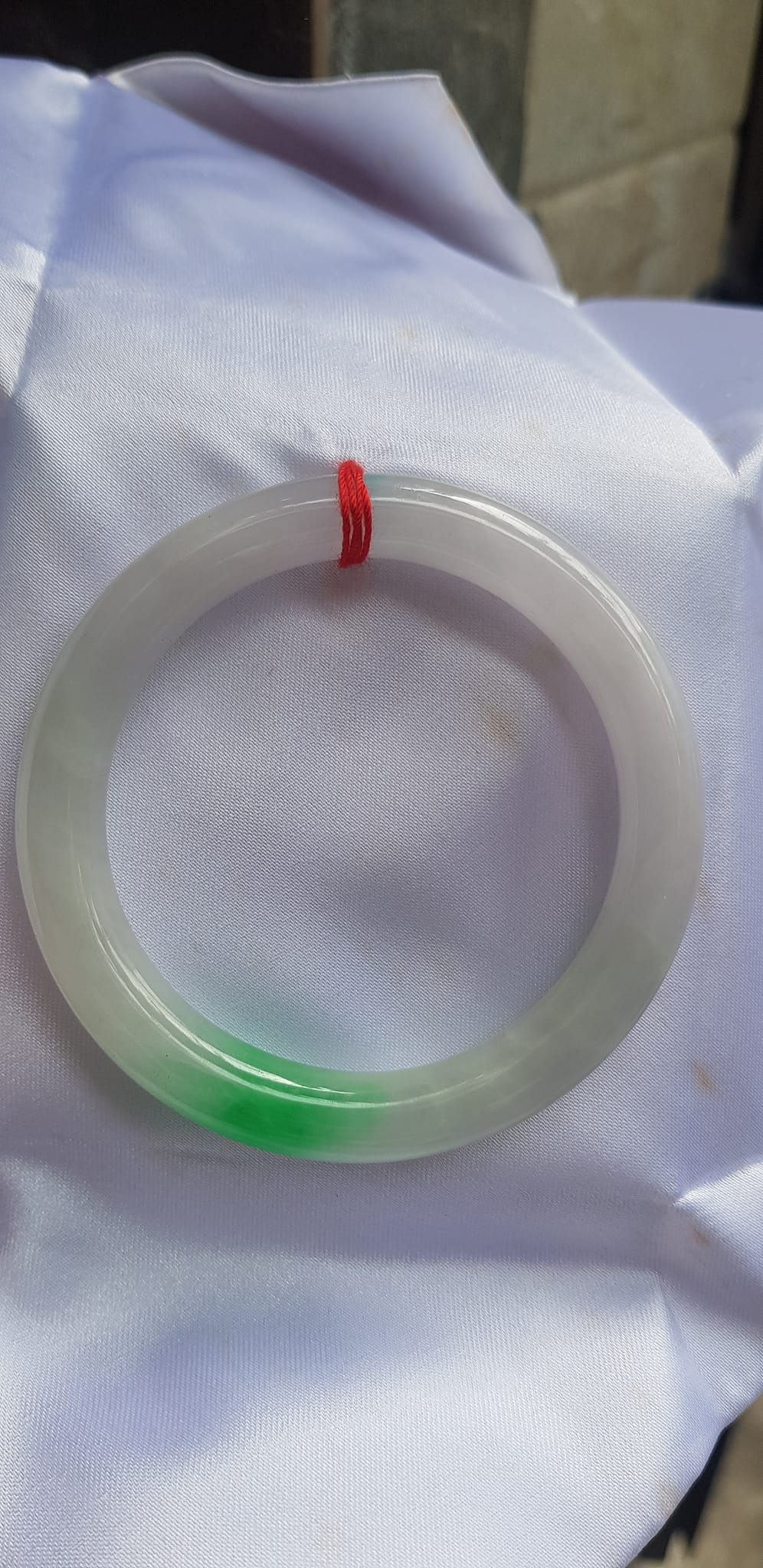 Vòng Cẩm Thạch tự nhiên Tr Lý Ni 52mm Vòng size 52mm x chột 8mm bóng đẹp màu trắng bóng điểm xanh lý tươi đậm đẹp 1 điểm nhấn của vòng xinh xắn lắm Nữ 50kg - 55kg kim mệnh thuỷ đeo hợp ạ