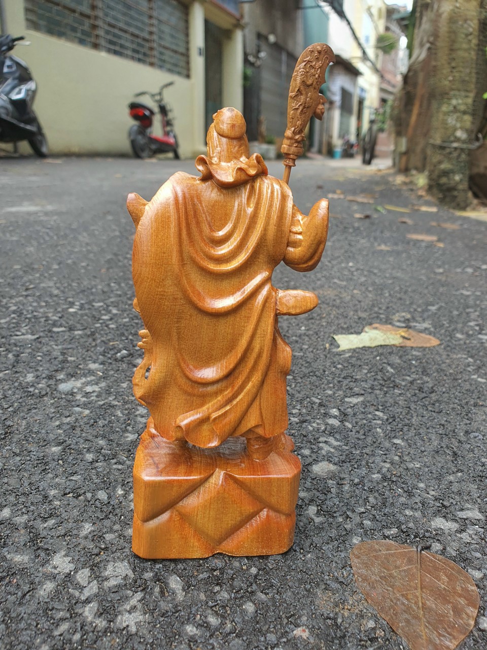 Tượng quan công cầm đao trấn ải đứng trên đầu hổ phù bằng gỗ bách xanh thơm phức kt cao 20cm