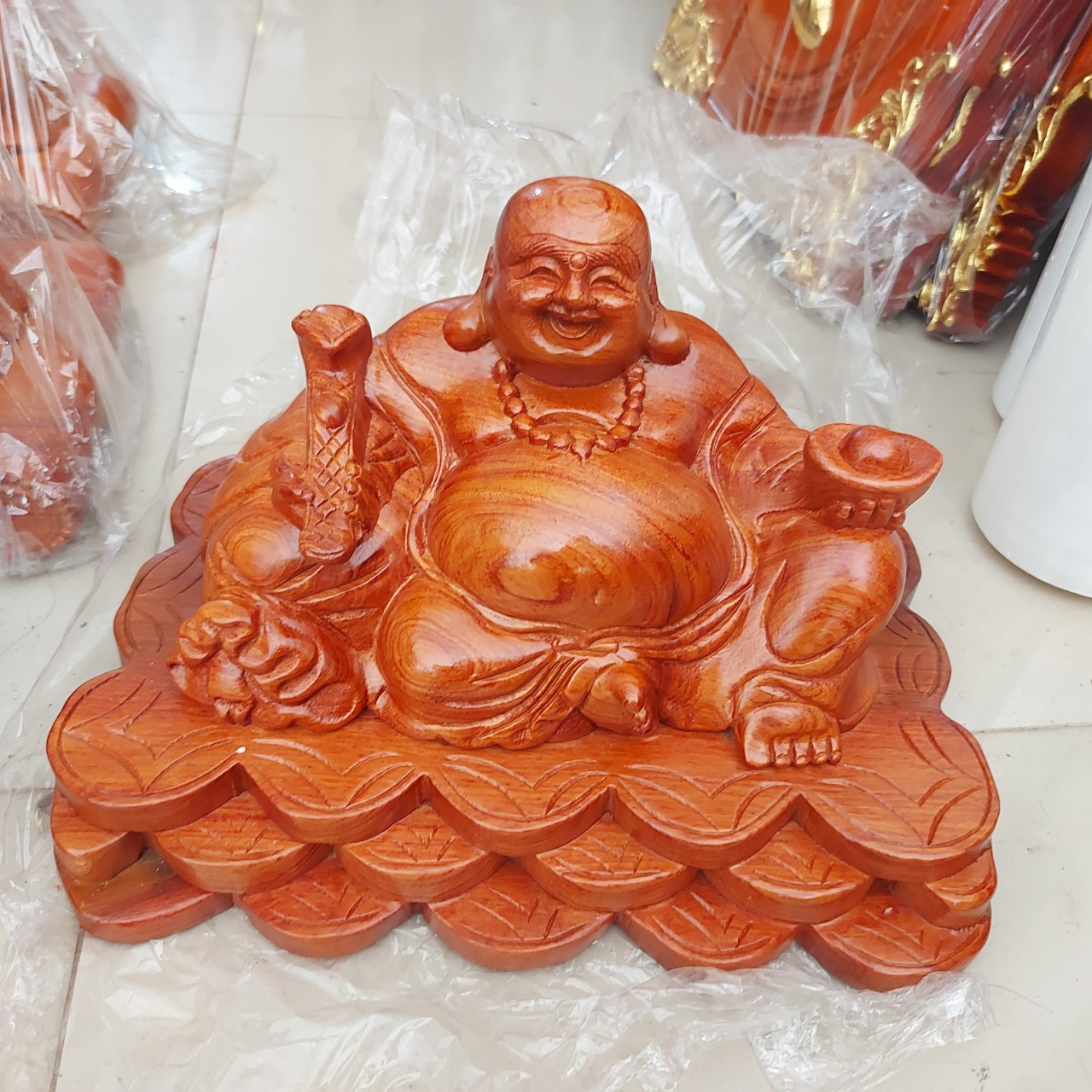 Tượng phật di lặc ngồi đế tiền gỗ hương 30cm