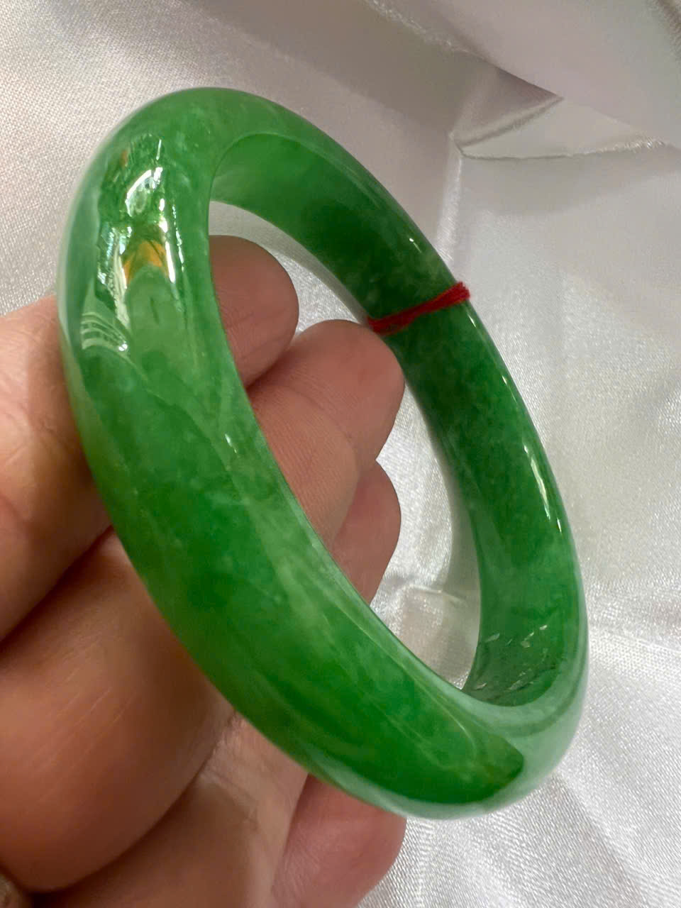 Vòng Tay Nữ Đá Cẩm Thạch Bản Hẹ Lý 57mm A Cao 12mm Dẩy 7,2mm Màu Xanh Lý Tươi Bông Trắng Bóng mượt đẹp nữ mệnh mộc hỏa thủy 55kg - 62kg đeo xinh đẹp sang tay món quà tặng mẹ tặng nữ ý nghĩa ạ