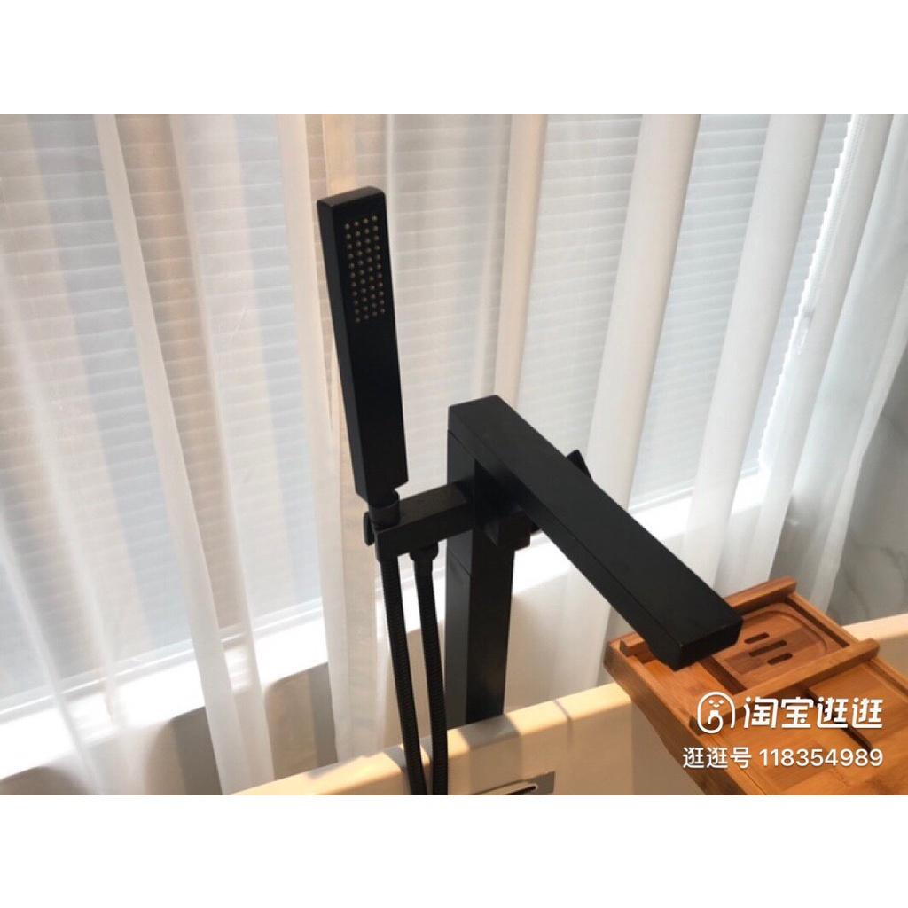 Sen cây nóng lạnh dặt sàn cho bồn tắm dáng vuông