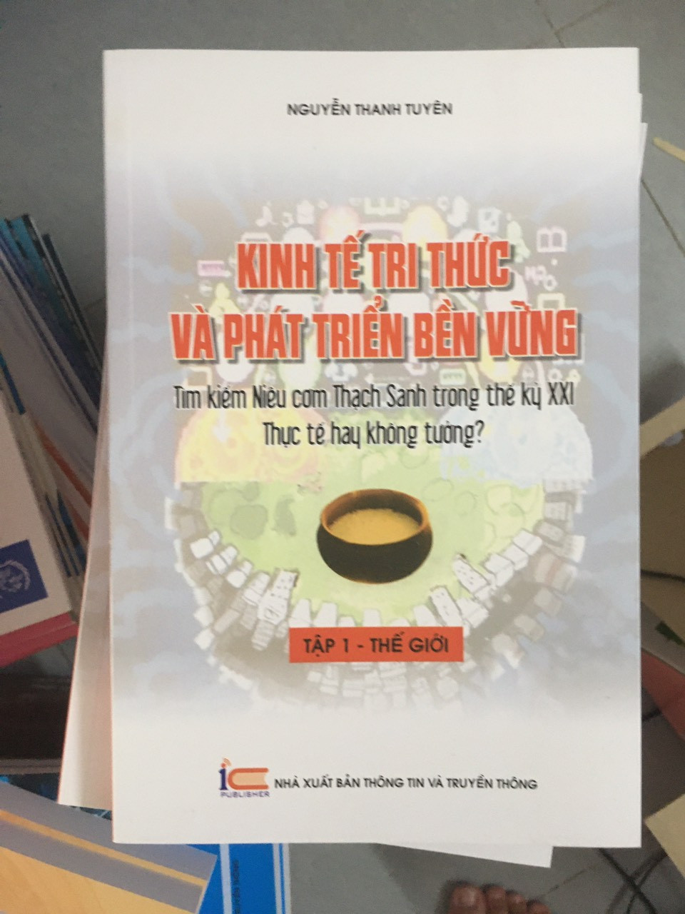 Kinh Tế Tri Thức Và Phát Triển Bền Vững - Nguyễn Thanh Tuyên - (bìa mềm)