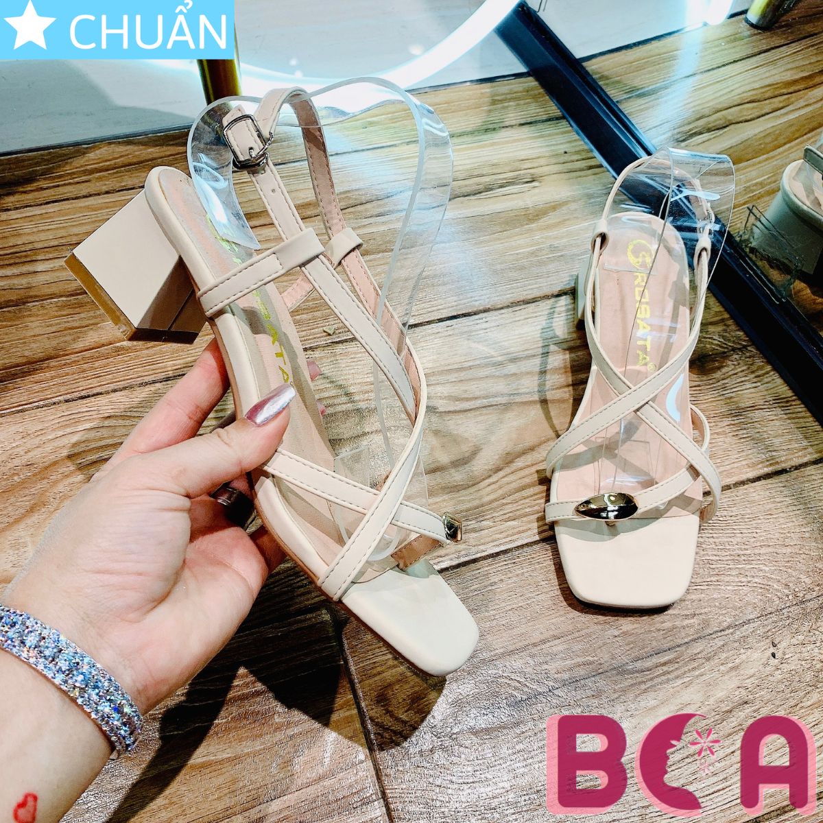 Xăng đan nữ xỏ ngón đế thấp 4 phân RO635 ROSATA tại BCASHOP đính kim loại ở ngón cái, độc đáo và xinh xắn
