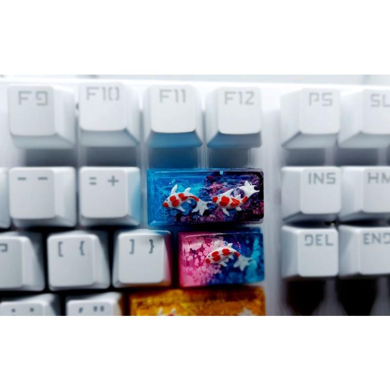 Keycap cá koi backspace 2u tone xanh tím than trang trí bàn phím cơ gaming.