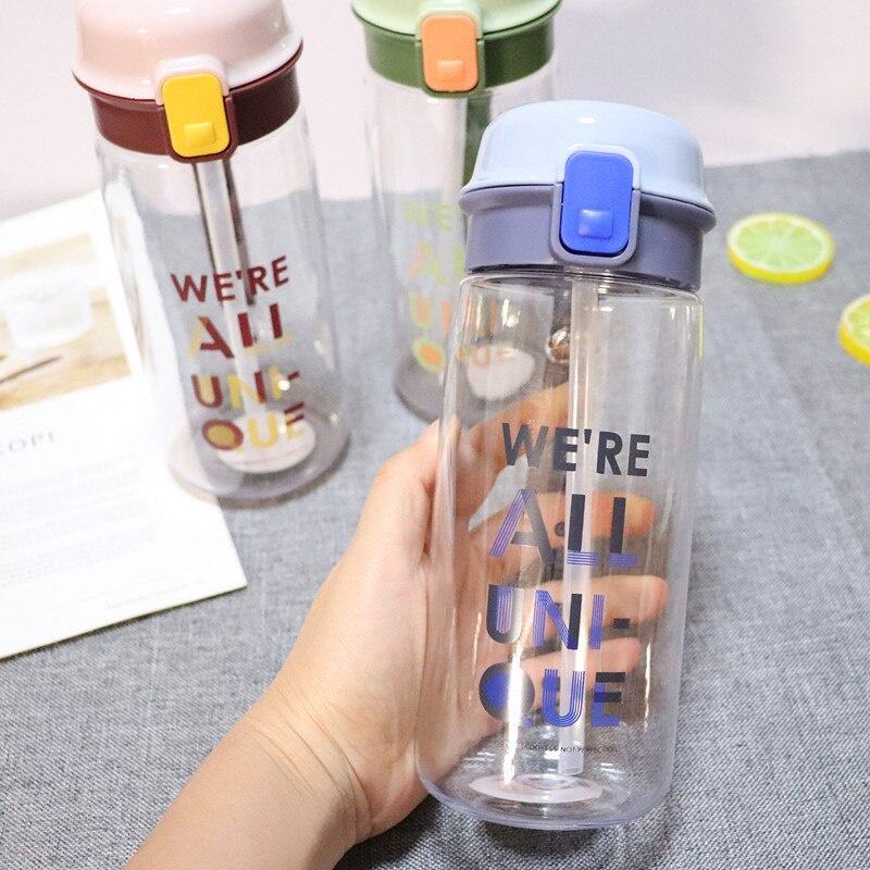 Bình nước nhựa cầm tay đơn giản dành cho nam nữ học sinh tiện lợi các môn thể thao ngoài trời mang đi du lịch có nắp chống rò rỉ .