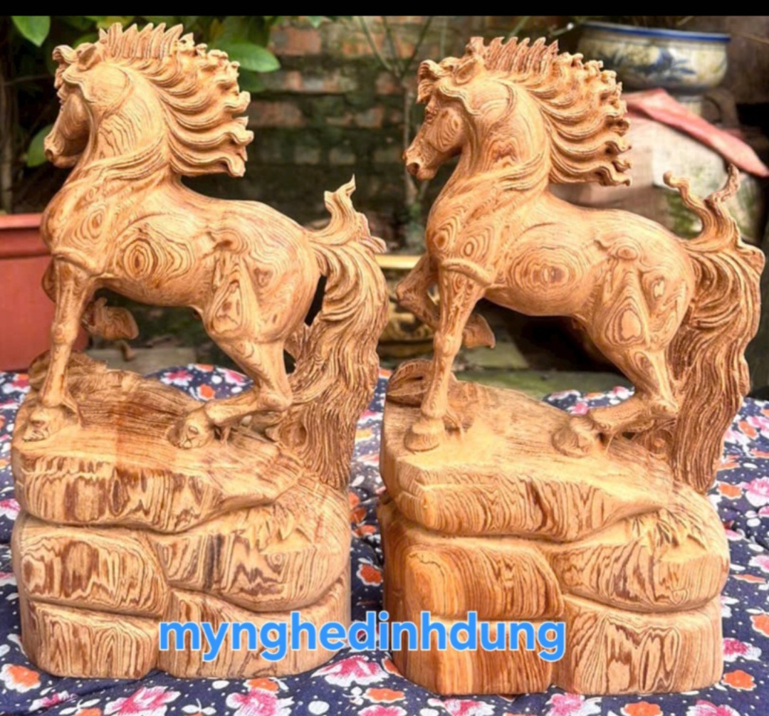 Tượng con ngựa phong thủy bằng gỗ ngọc am thơm nức cao 30x16x6cm