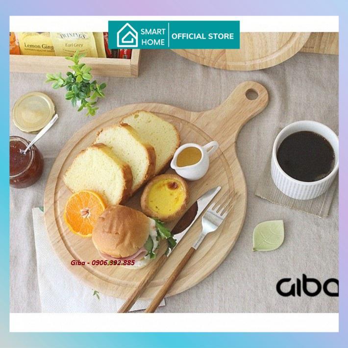 Khay gỗ tròn có tay cầm đựng pizza GIBA, thớt dùng làm khay gỗ decor chụp ảnh sản phẩm món ăn.