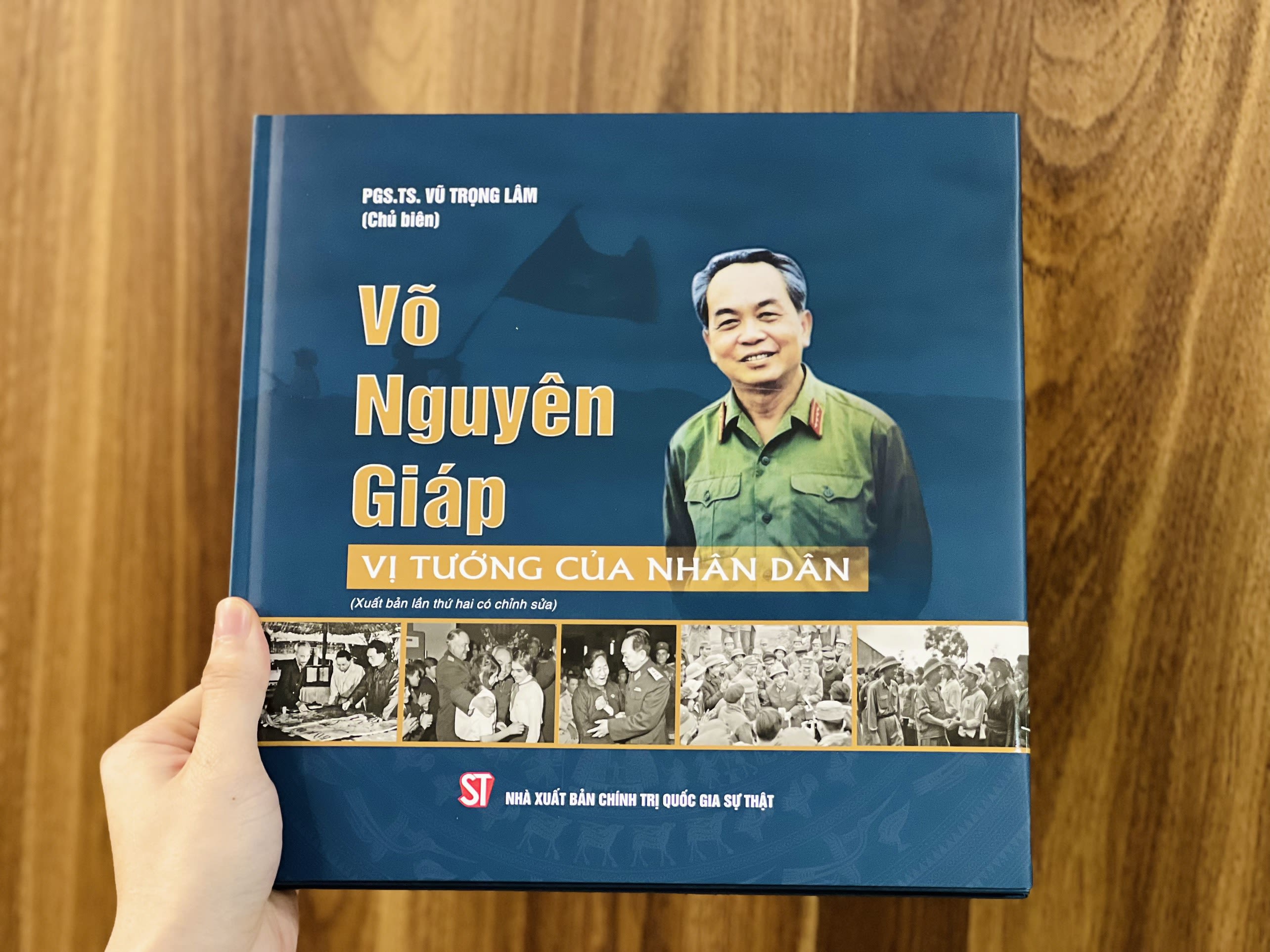 bìa cứng - Võ Nguyên giáp - Vị tướng của nhân dân