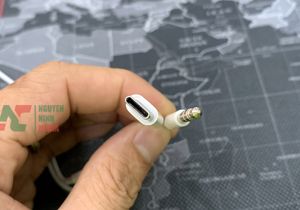 Cáp Chuyển Đổi Cổng Type C Sang 1 Cổng 3.5mm Dài 1M Có Mic Earldom AUX41 - Hàng Chính Hãng