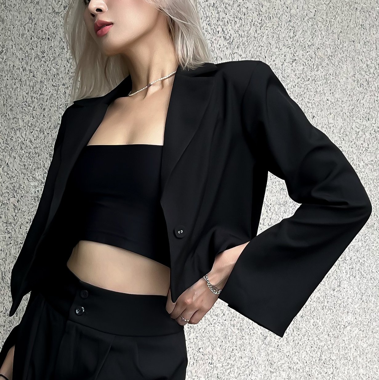 Áo vest croptop nữ tay dài có độn vai tay cắt xẻ cá tính