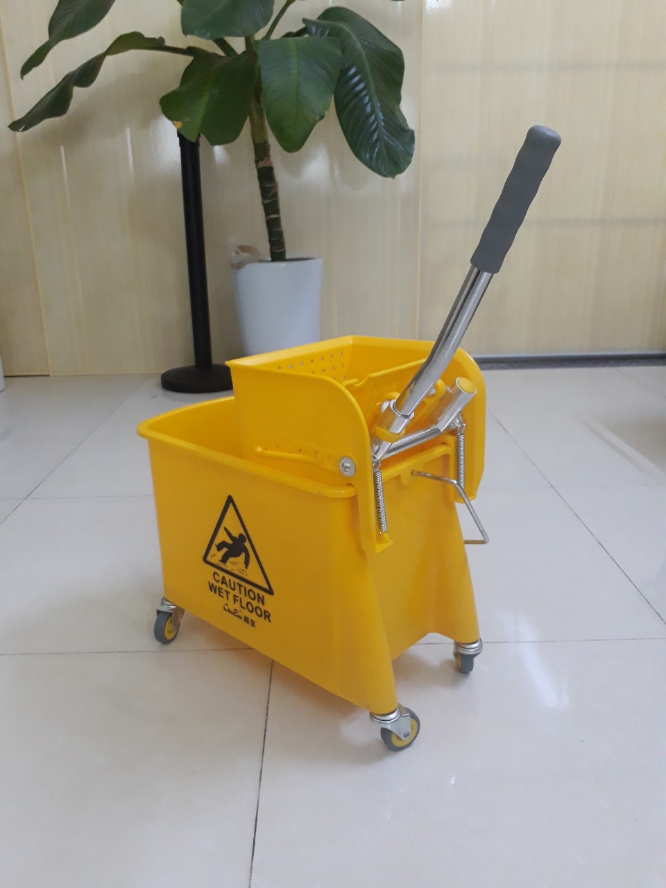 Xe vắt móp đơn xe làm vệ sinh 20L CB070