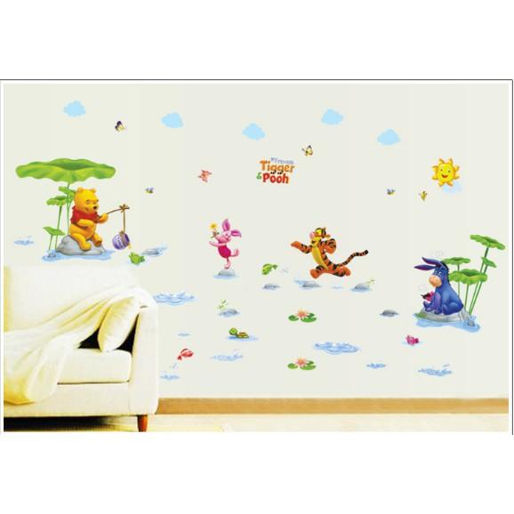 Decal trang trí tường Gấu Pooh câu cá cùng các Bạn