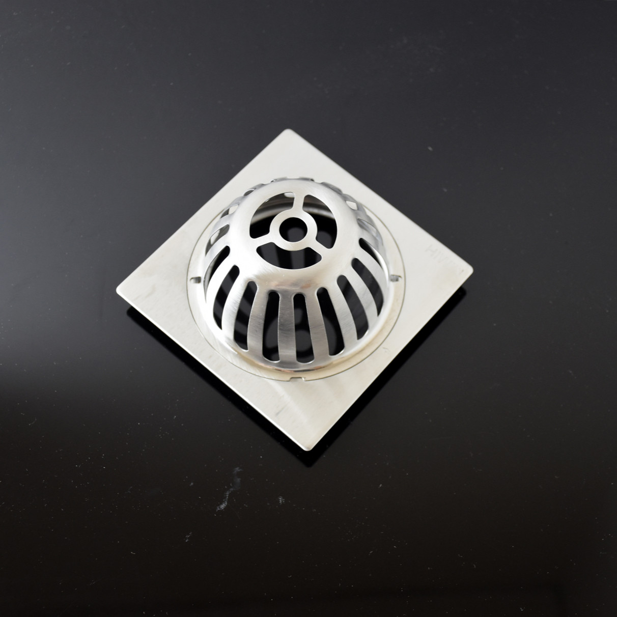 Cầu chắn rác sân thượng, ban công, sân vườn chất liệu Inox 304 mặt gương thoát nước nhanh Hiwin FD-100