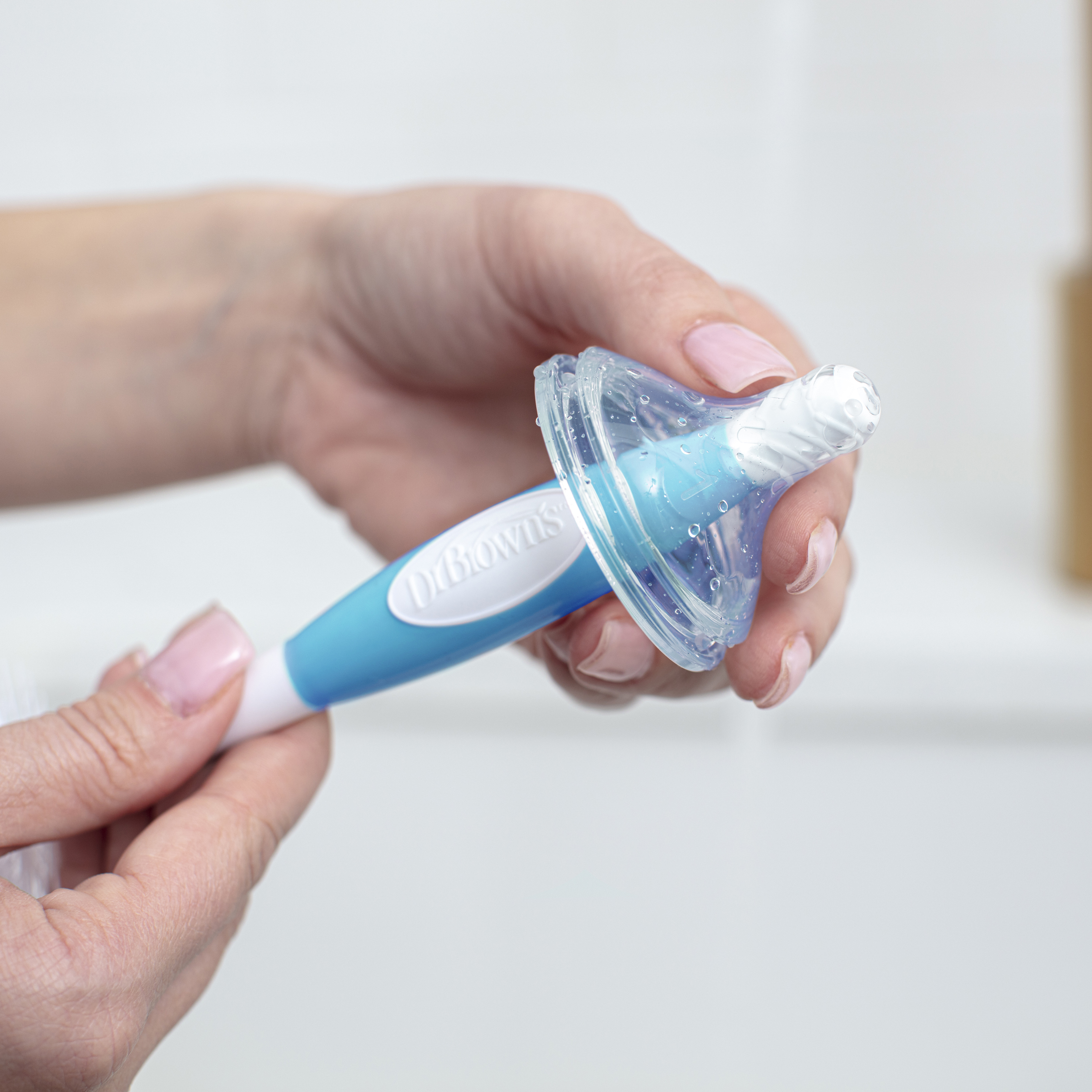 Bộ quà tặng gồm 3 bình sữa cổ rộng , 1 ty ngậm 0-6m+ và 1 cọ bình sữa