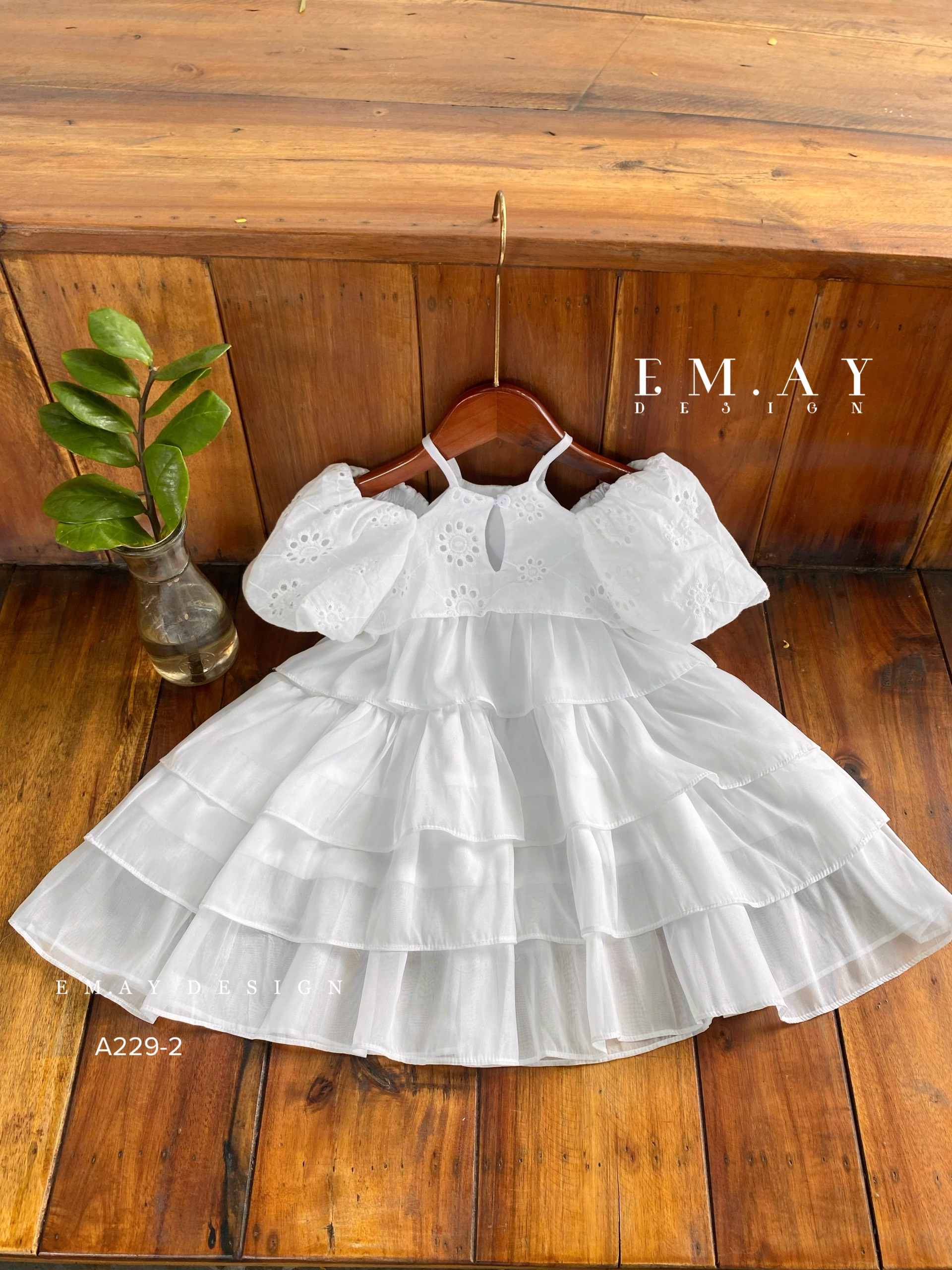 Đầm babydoll tầng cho bé gái trễ vai màu trắng xinh xắn từ 12-35kg hàng thiết kế