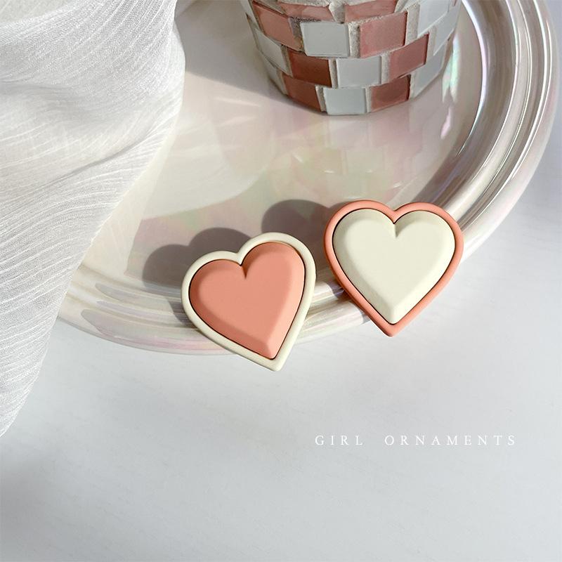 Hình ảnh Bông tai nữ trái tim màu hồng trắng dễ thương phụ kiện trang sức YUNRI ACCESSORIES