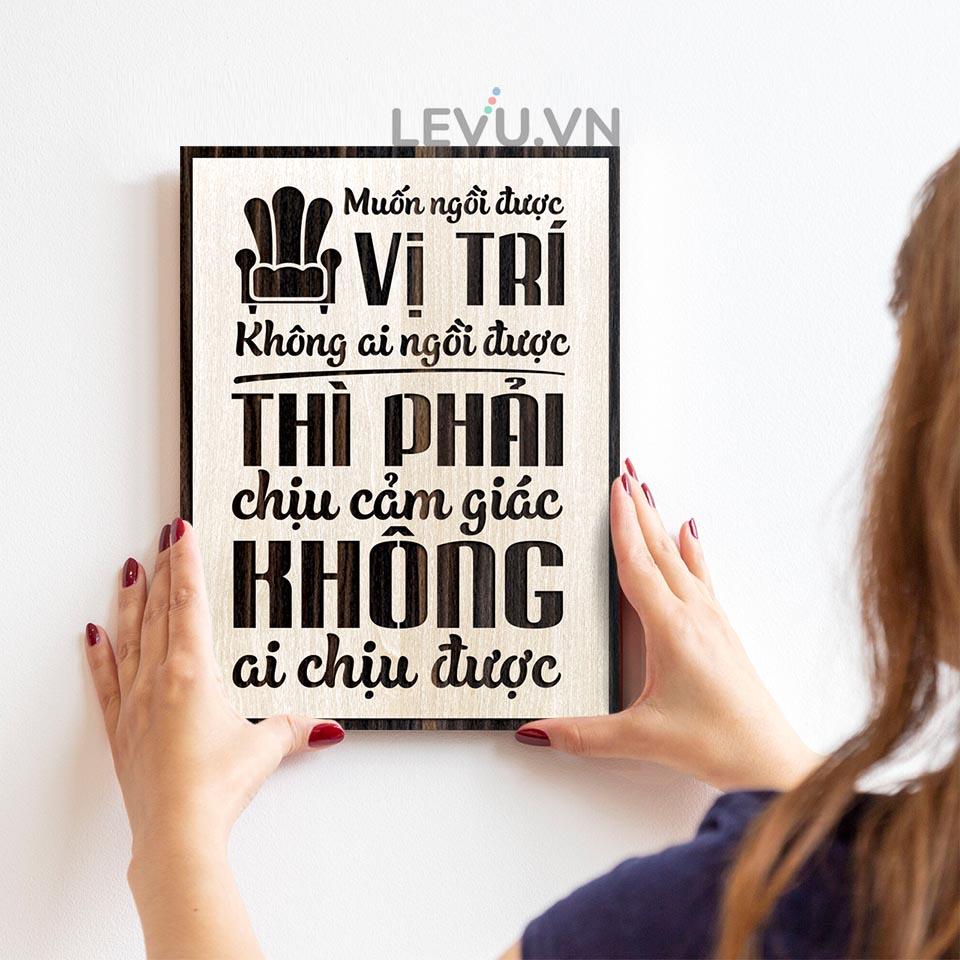 Tranh Slogan LEVU LV021 "Muốn ngồi ở vị trí không ai ngồi được thì phải chịu được cảm giác không ai chịu được"