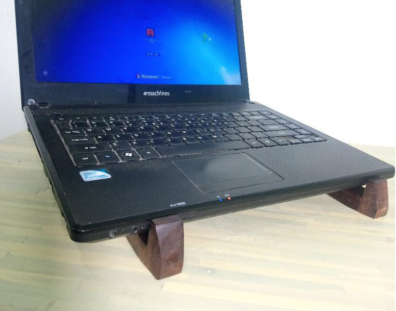 Gía đỡ laptop, chống nóng, bàn làm việc ngăn nắp, gỗ sang trọng, màu nâu.