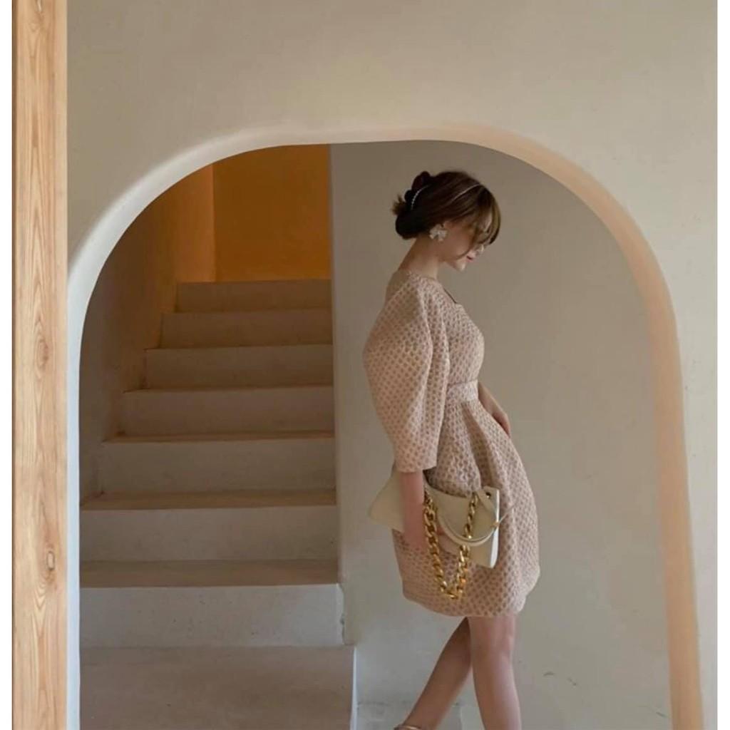 Đầm gấm cổ vuông