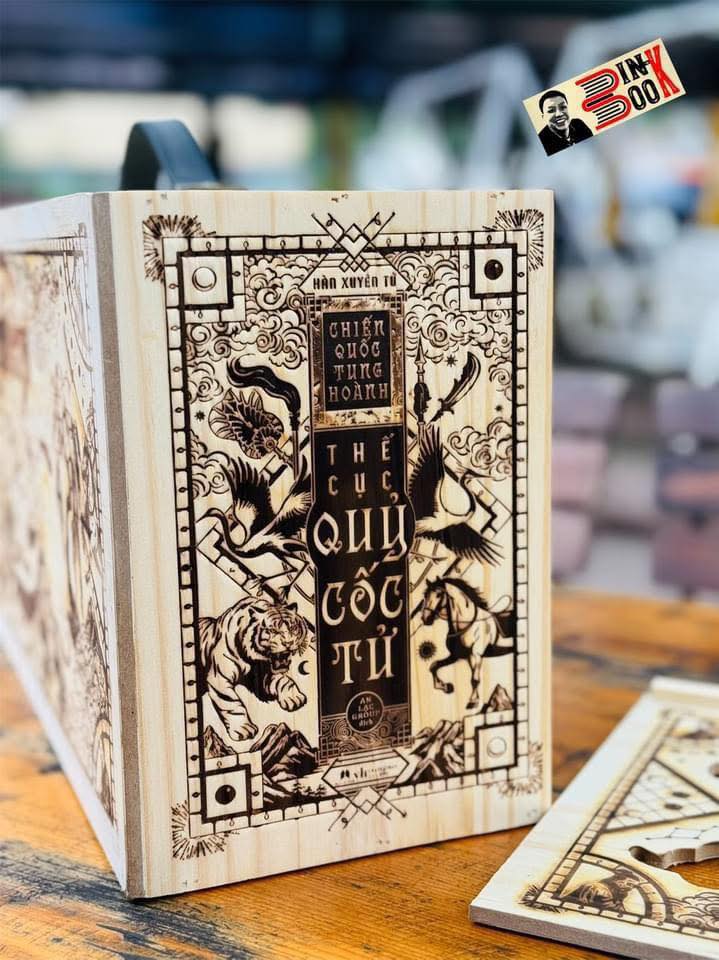 (Tặng 1c Báu Vật Của Đời) TRỌN BỘ 13 TẬP THẾ CỤC QUỶ CỐC TỬ – Hộp gỗ giới hạn chỉ 600 bộ, nắp trượt quai da PU – Hàn Xuyên Tử – Huy Hoang Bookstore