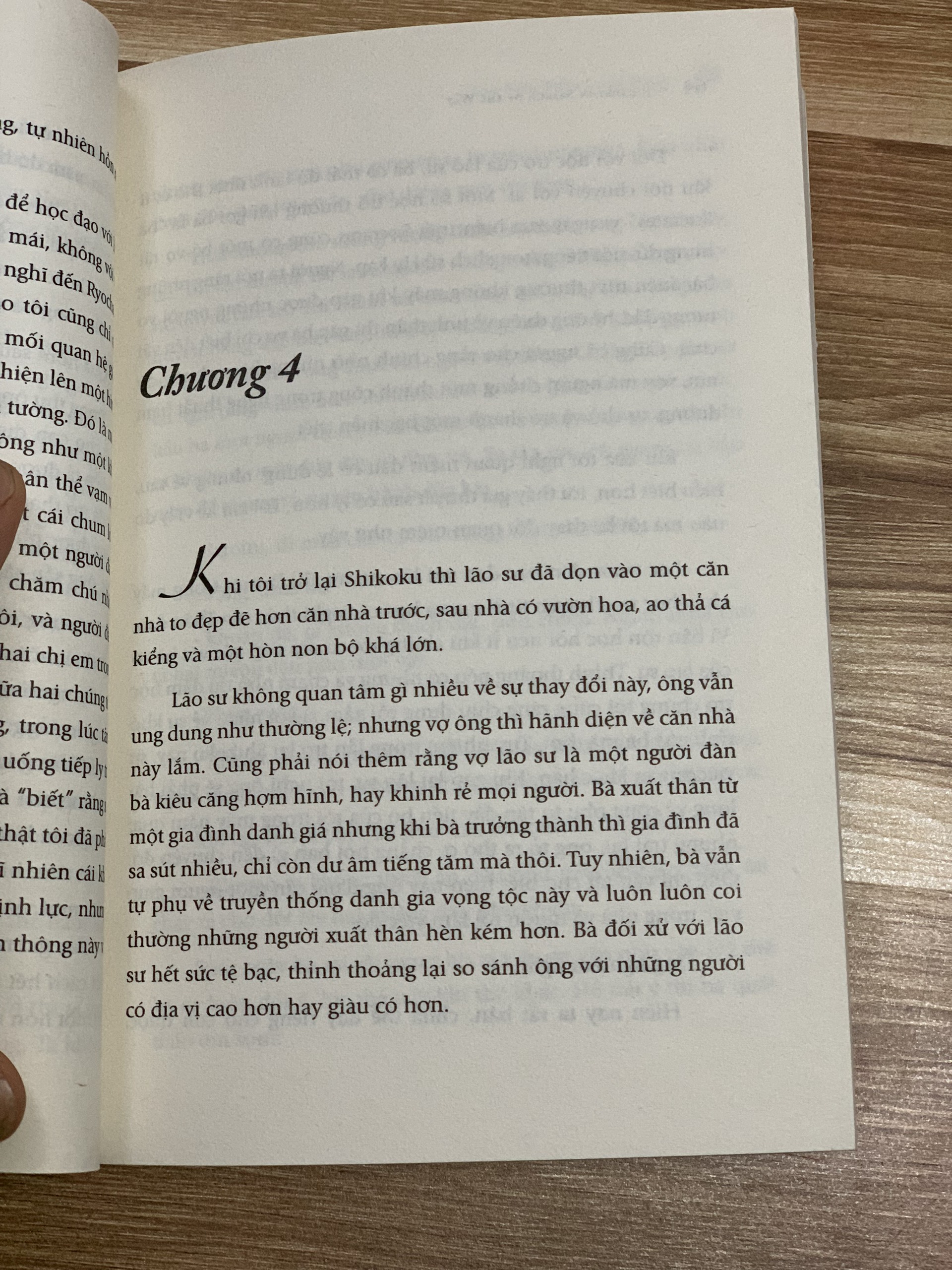 Sách - Hoa Trôi Trên Sóng Nước
