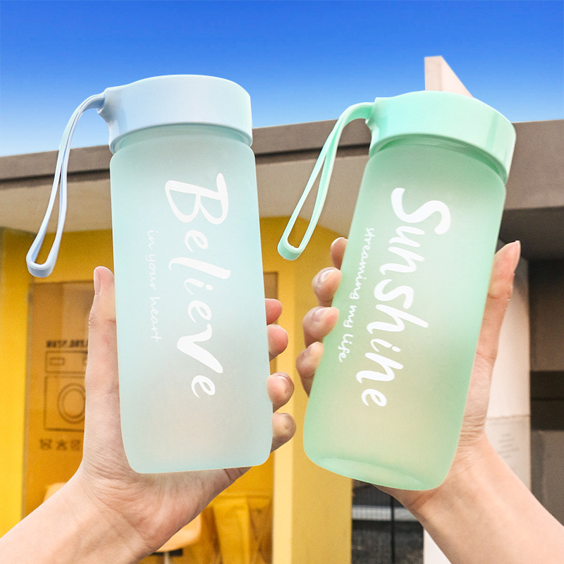 Bình nước cá nhân thời tràng thể thao chất liệu nhựa nắp vặn dây đeo 600ml [Tặng dây cột tóc hoa mặt trời