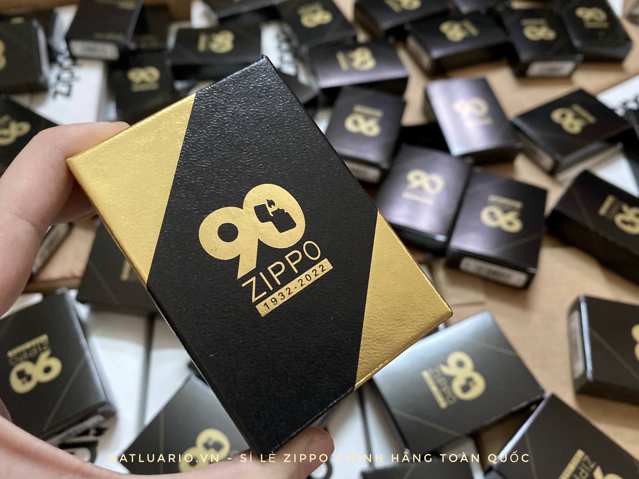 Bật Lửa Zippo Zippo 49864 – Zippo High Polish Black 90th Anniversary Commemorative