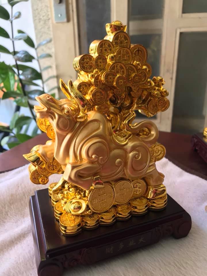 Tượng Trâu Vàng Mới Đứng khối tiền Cây tài lộc Màu Vàng đặt bàn làm việc may mắn ạ Size cao 20cm x ngang 15cm x sâu 10cm