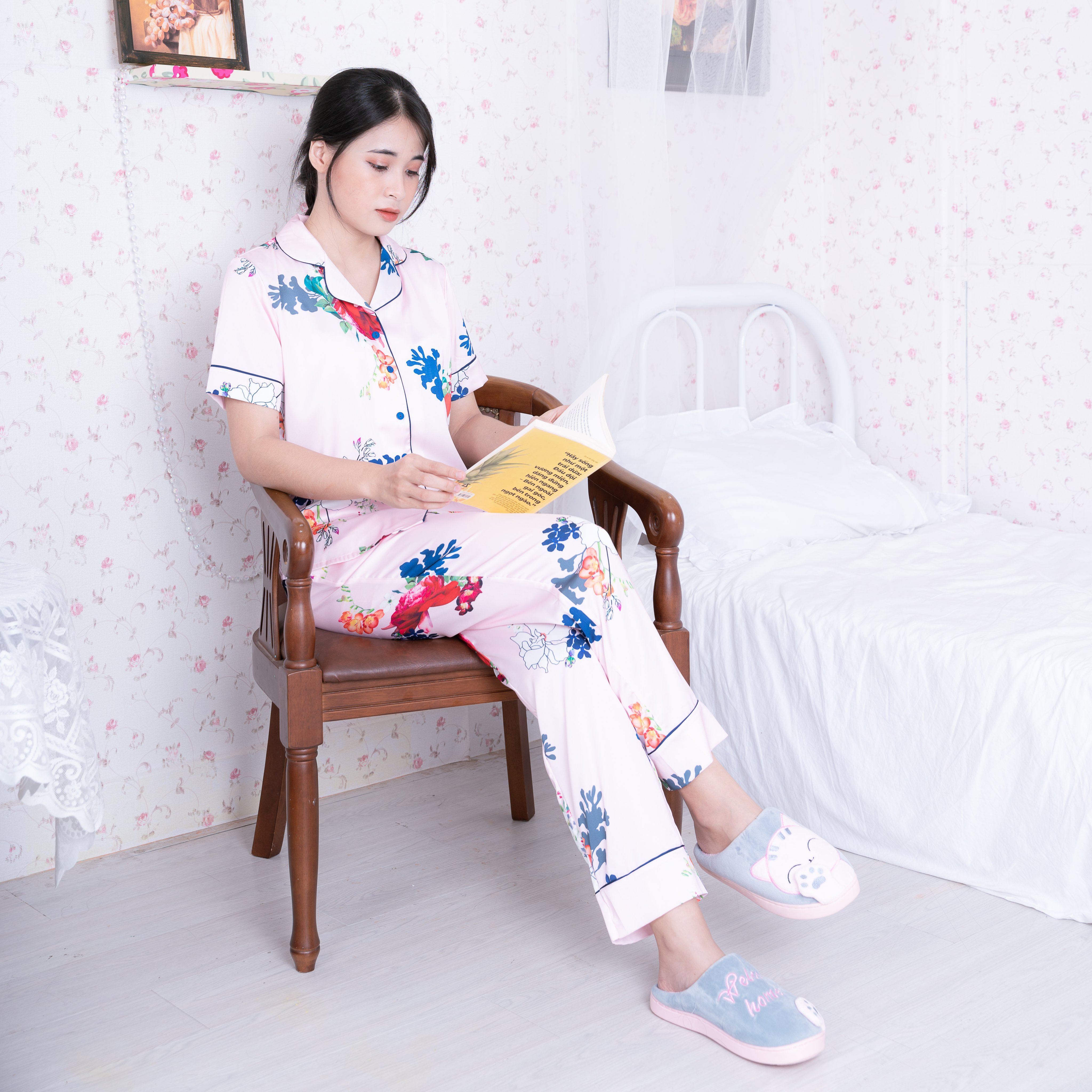 Bộ đồ Pijama nữ , đồ mặc nhà lụa VILADY - B114  kiểu quần dài tay cộc , họa tiết bông hoa dễ thương, chất liệu lụa Pháp cao cấp - Màu hồng phấn