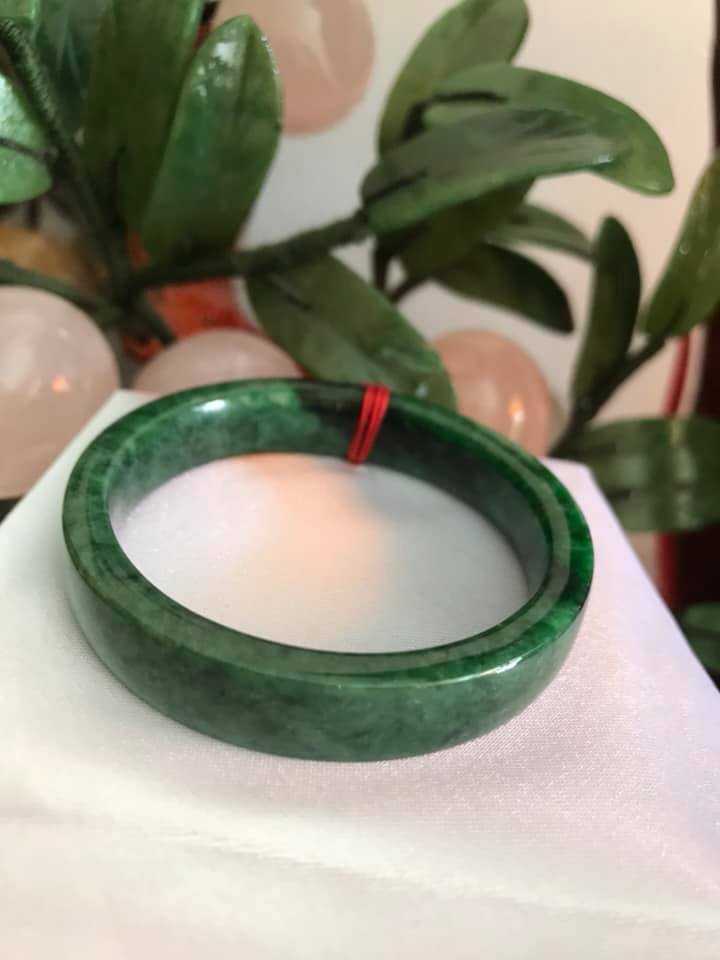 VÒNG TAY ĐÁ CẨM THẠCH TỰ NHIÊN BẢN VUÔNG XANH ĐẬM 50MM RẤT SANG ĐẸP SIZE VÒNG 50MM BẢN CAO 10,5mm X DẦY 6mm MÀU XANH BÔNG ĐẬM BÓNG ĐẸP LẮM NỮ 45kg - 52kg ĐEO Ạ