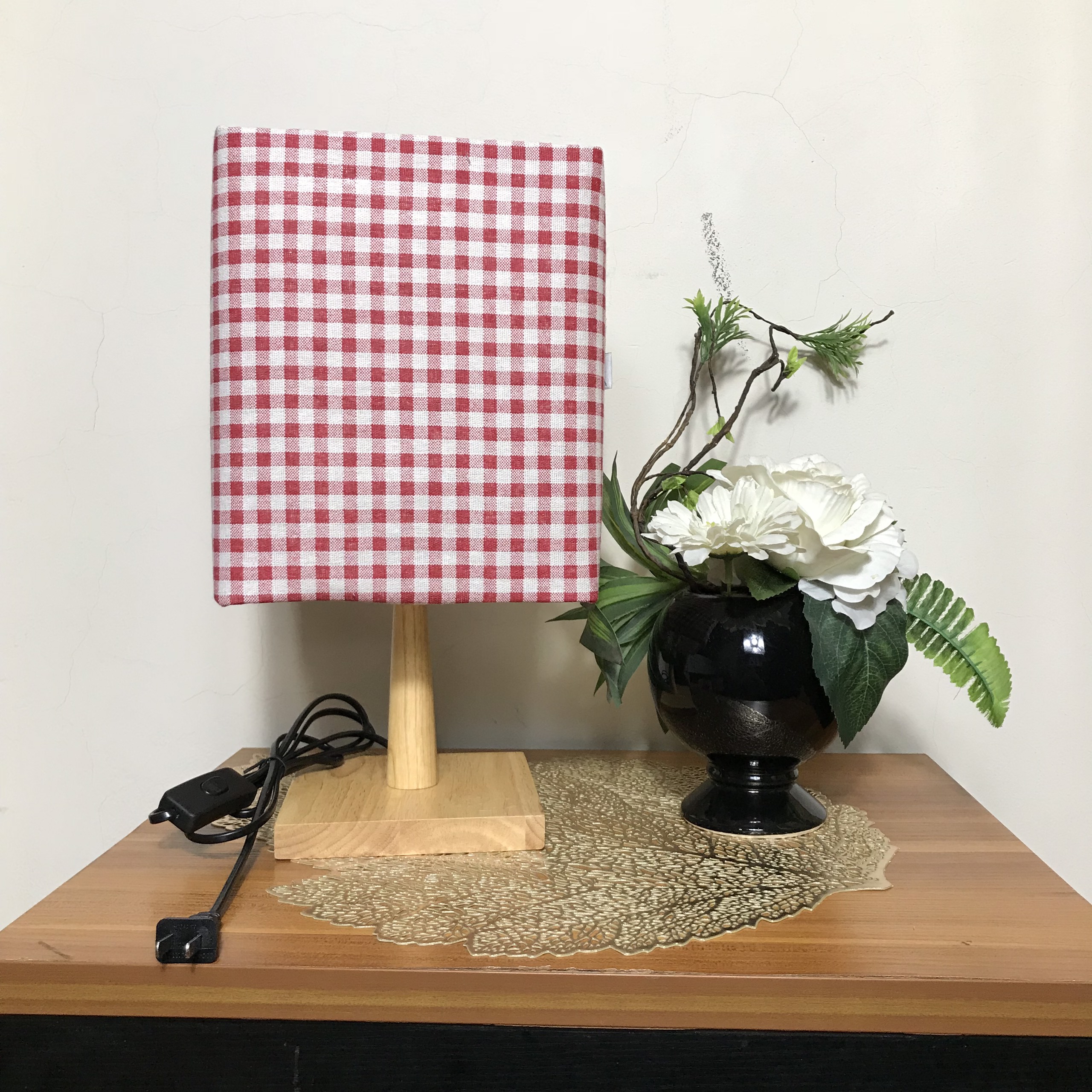 Đèn ngủ DB-A03 CARO ĐỎ, đèn bàn ngủ chân gỗ cao cấp, chao vải bố linen dễ thương, công tắc bật tắc, tặng kèm bóng
