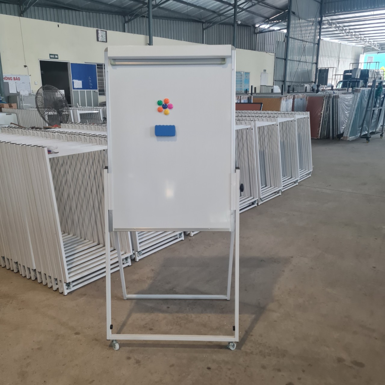 Bảng Flipchart chân gấp, KT: 60x90cm