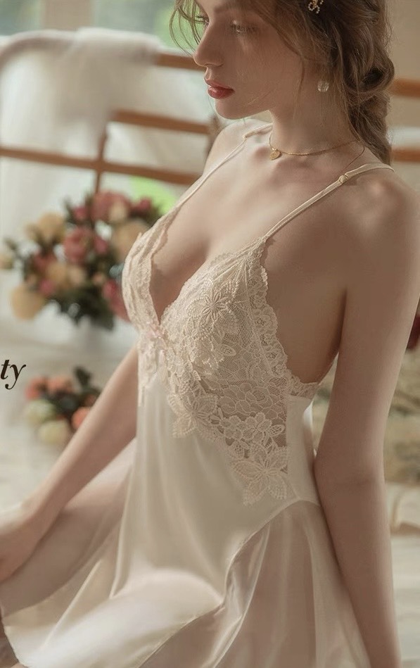 Váy Ngủ Lụa Phối Ren Quyến Rũ