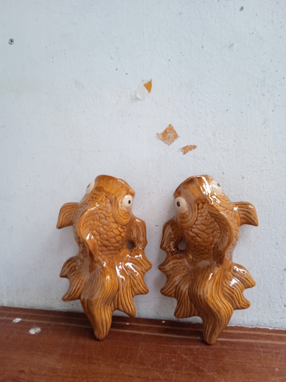 Bình hoa gốm cá men nâu đỏ treo tường