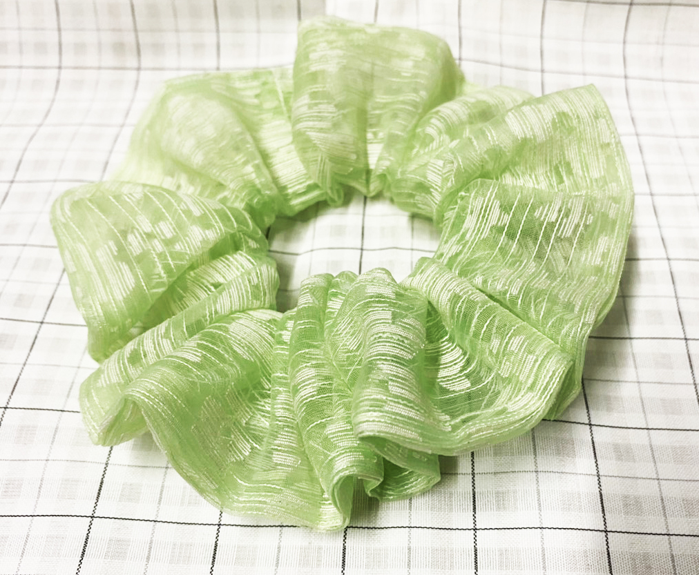 Cột tóc scrunchies màu xanh lá non thêu hoa cực xinh mẫu mới -size trung lớn