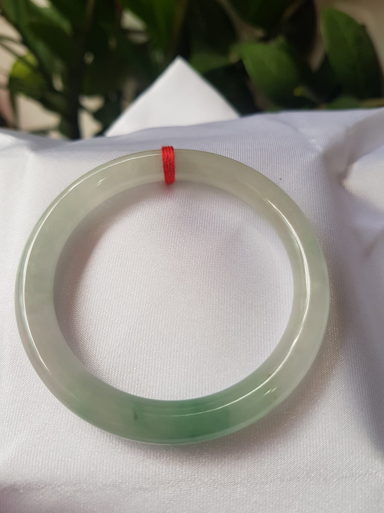 Vòng cẩm thạch Ngọc Đẹp Lý A SỊN 50mm x 7mm Chất liệu đá tự nhiên màu xanh ngọc bóng điểm xanh lý vân đậm tự nhiên bóng đẹp Nữ 50kg - 56kg ạ