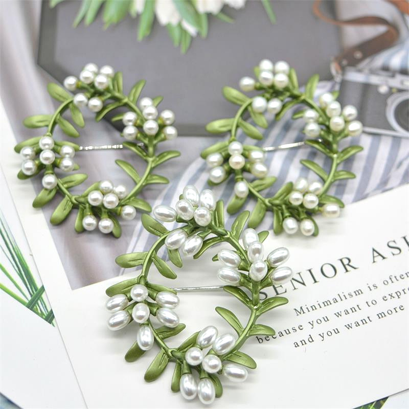 Cài áo  thời trang vòng nguyệt quế lá xanh phối ngọc trai nước ngọt GC202