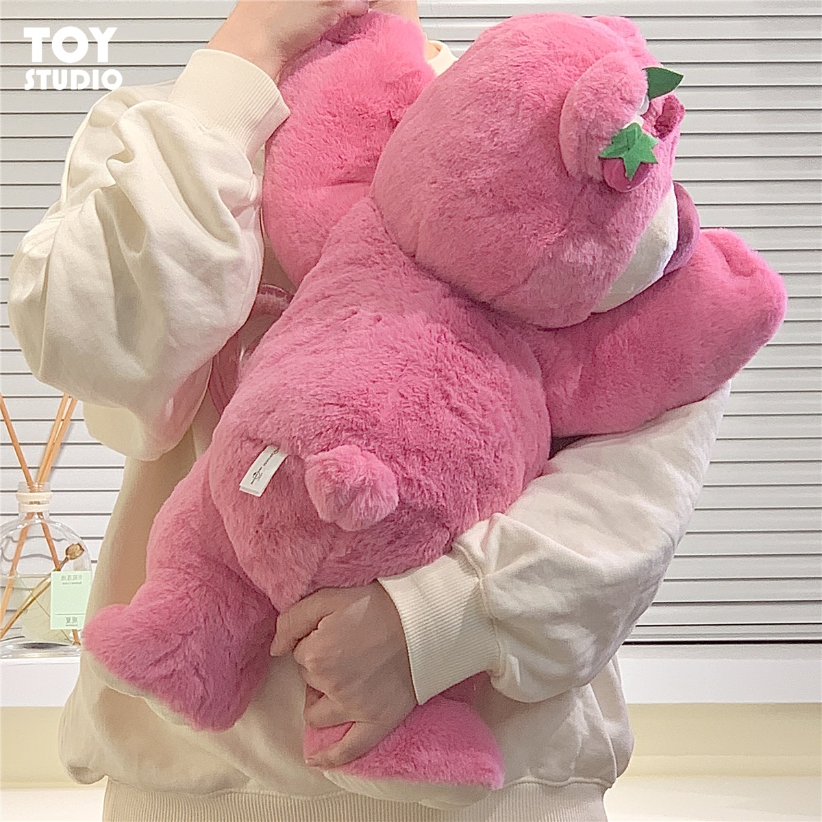 Gấu Bông Lotso Huggin Bear Lông Xù Tai Dâu Nằm