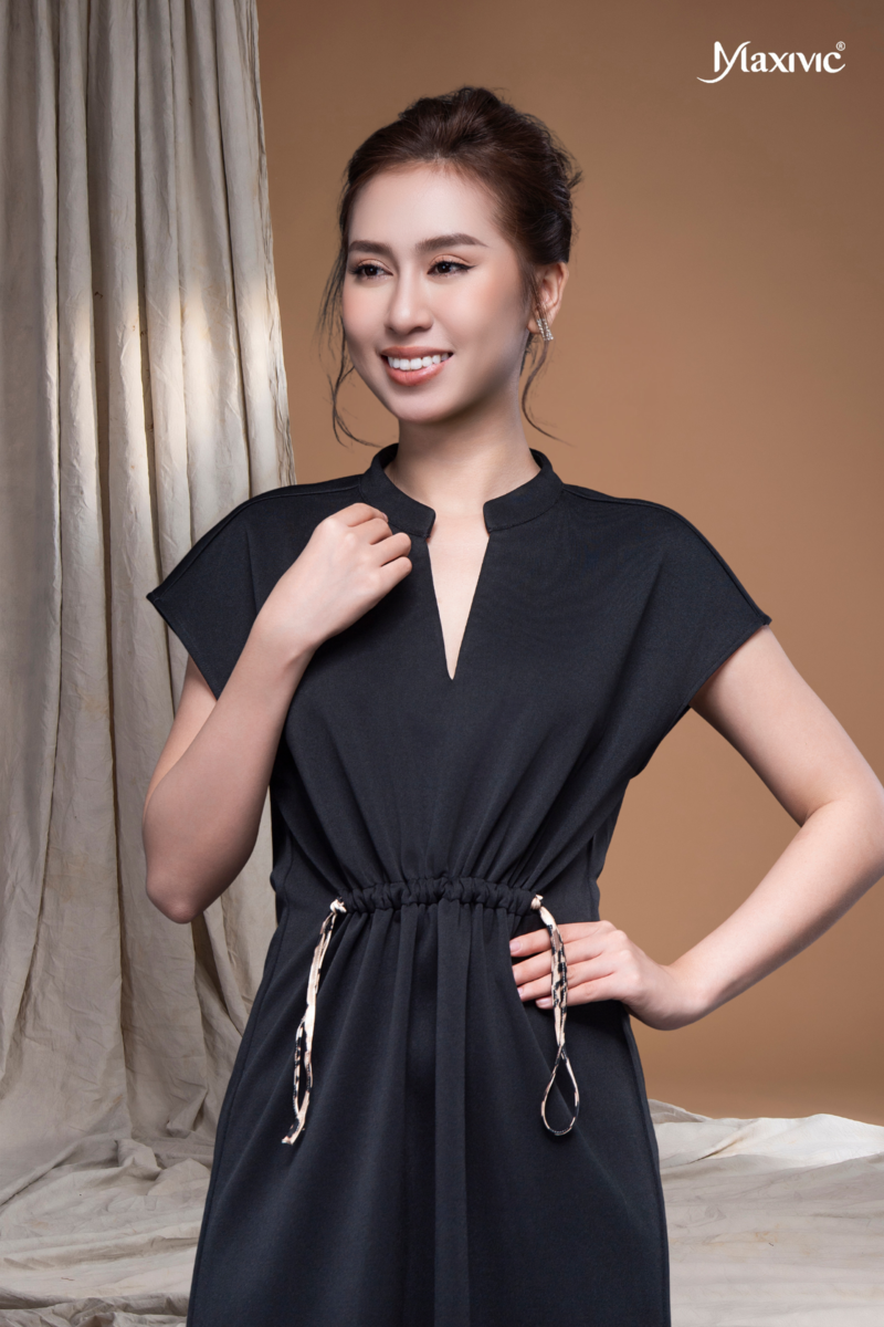 Đầm thun đen cổ sơmi tim, rút dây Maxivic LM062405 [BST Da Beo