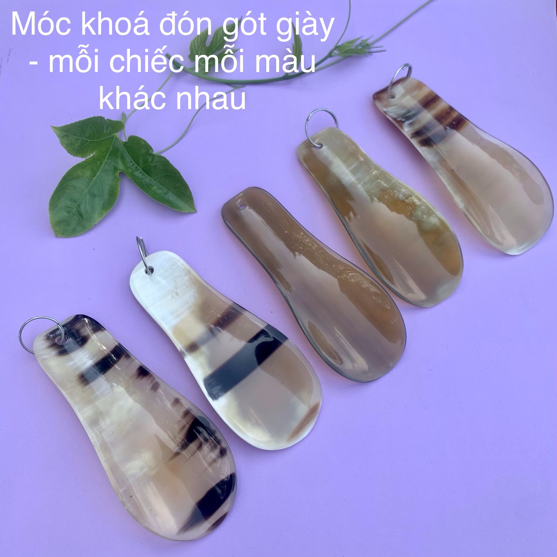 Combo móc treo chìa khoá đón gót giày và lược mini bằng sừng (OTH021) Treo túi xách/ chùm chìa khoá